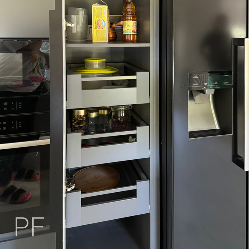 Графитовая П-образная кухня в стиле модерн