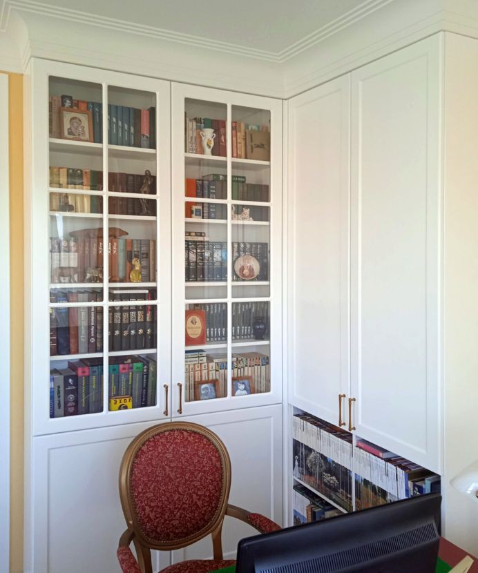 Угловой книжный шкаф