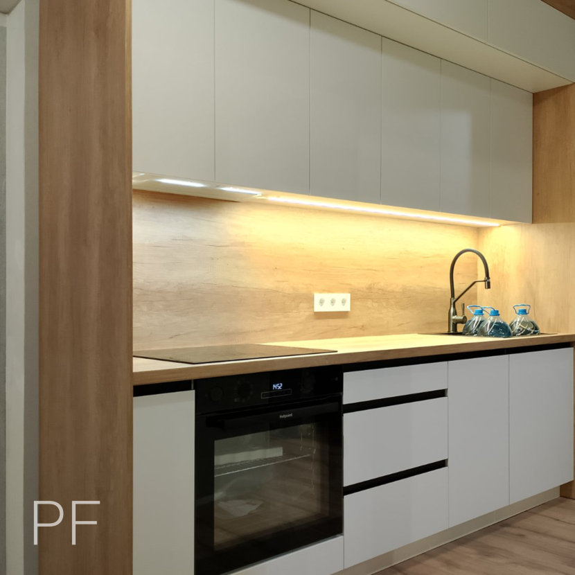 Белая кухня со столешницей Дуб