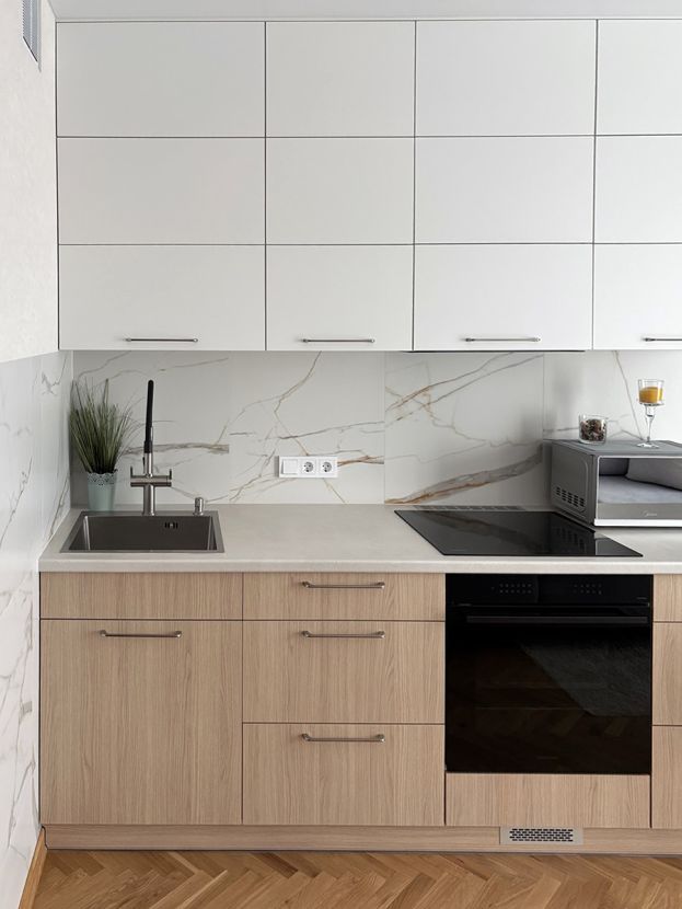 Современная кухня - белый верх и дерево