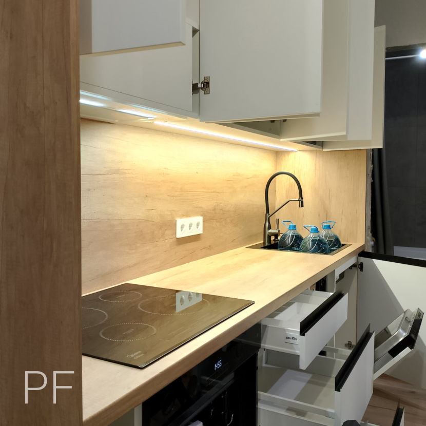 Белая кухня со столешницей Дуб