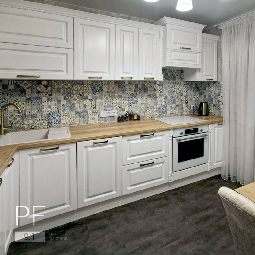 Белая кухня с деревянной столешницей