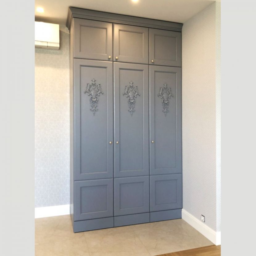 Шкаф из массива ясеня с резным декором