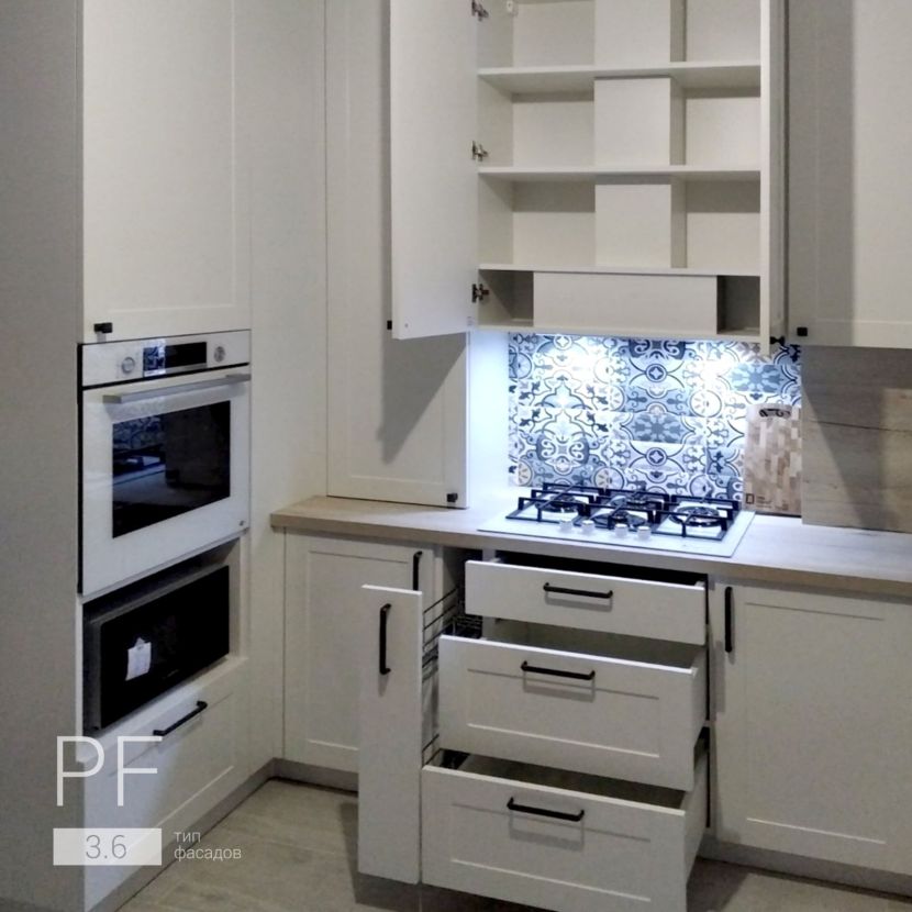 Белая небольшая кухня 