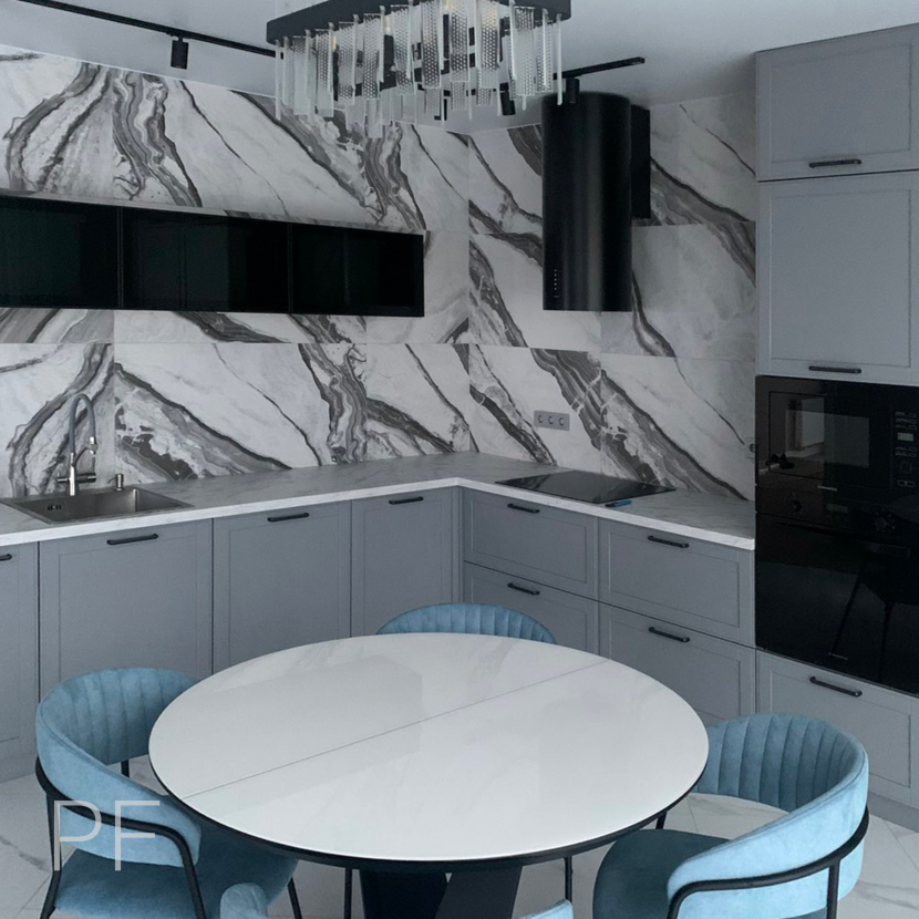 Современная серая кухня из массива