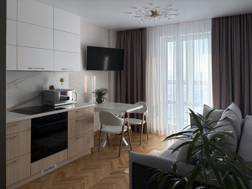 Современная кухня - белый верх и дерево