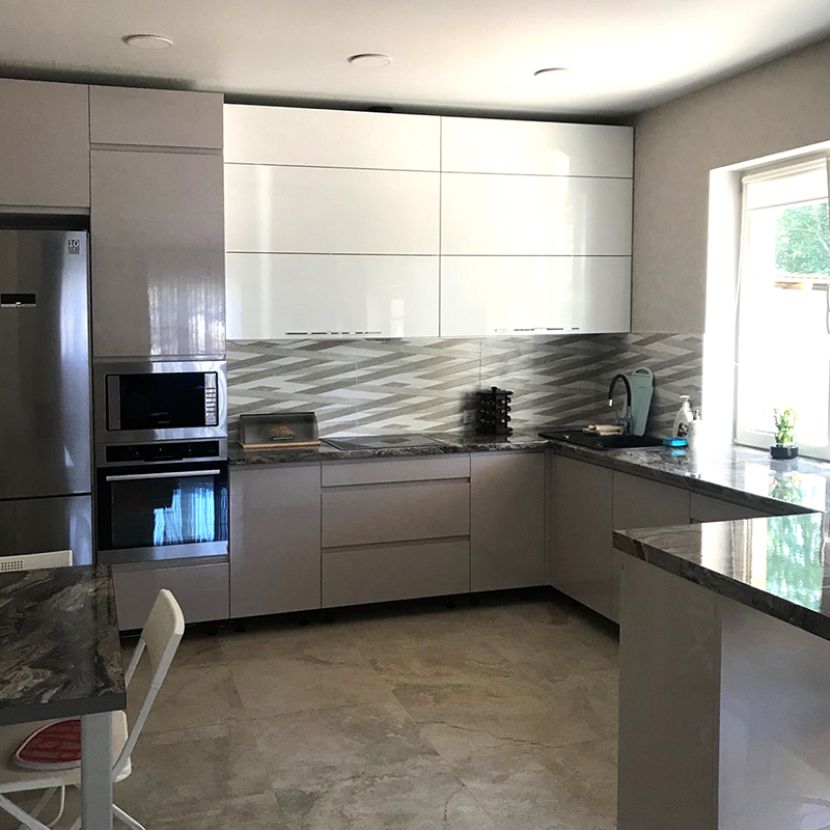 Бело-серая кухня в стиле модерн