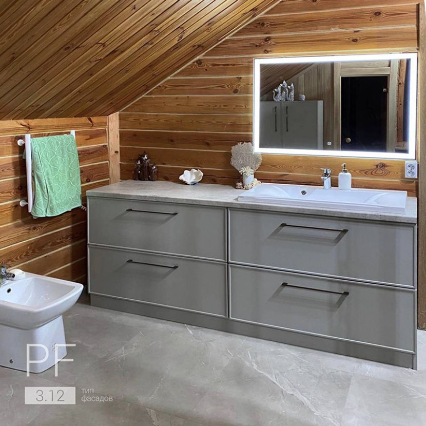 Вместительный шкаф-пенал в ванную