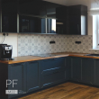 Темно-синяя кухня из массива и z-фасадов.