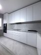 Белая кухня с интегрированными ручками