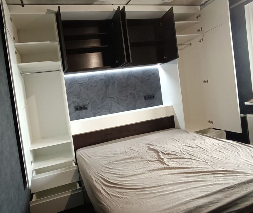 Мебель в спальню с зоной хранения над кроватью — встроенный шкаф