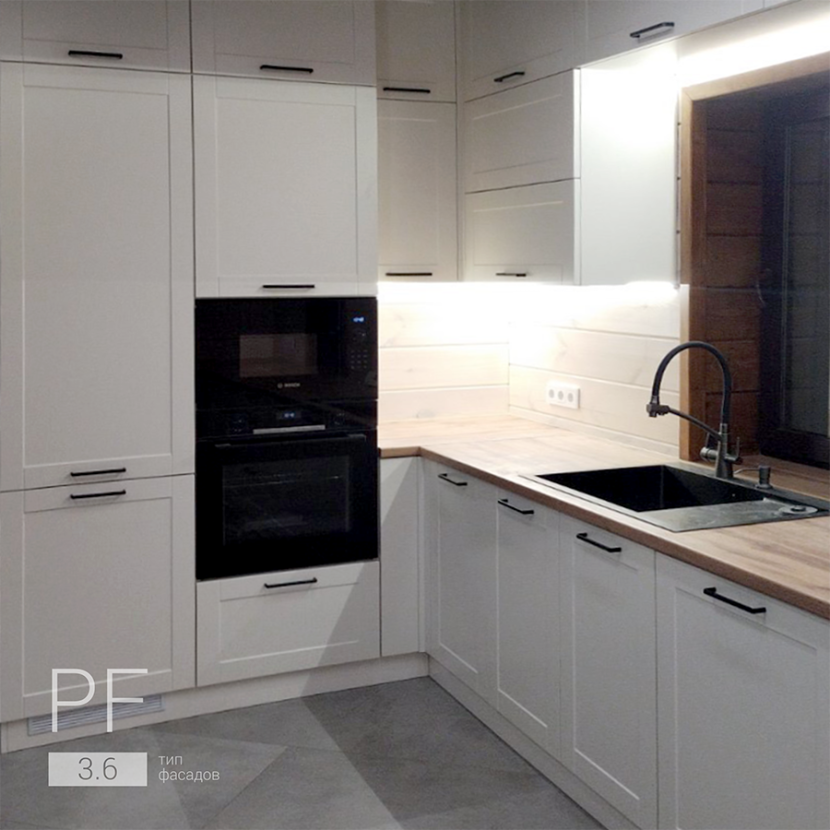 П-образная кухня с двумя окнами