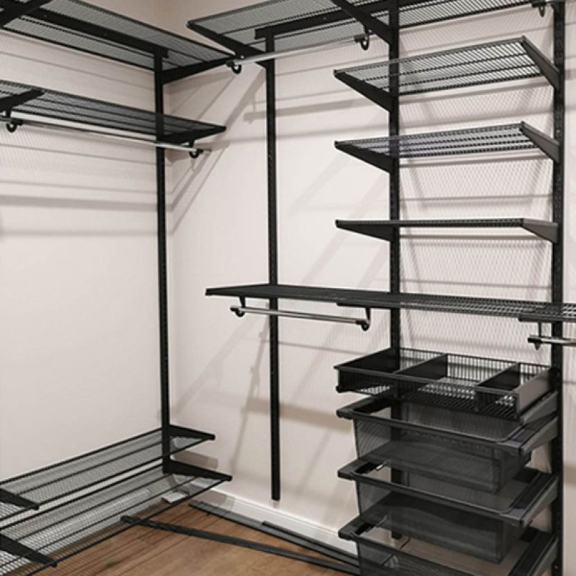 Стильная гардеробная в черном цвете