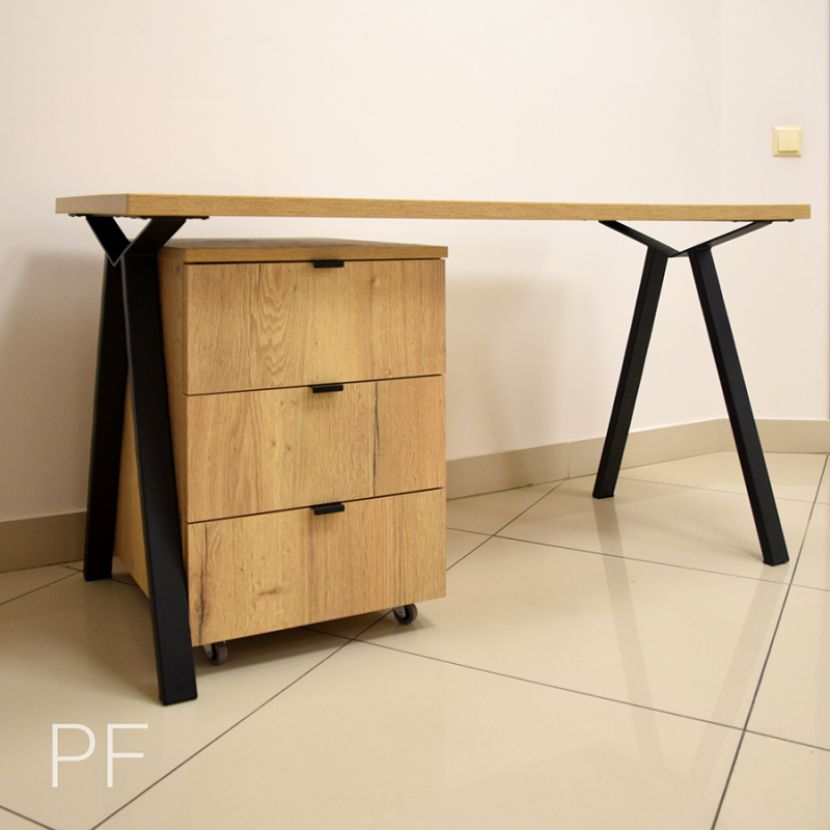 Стол Лофт с черными опорами