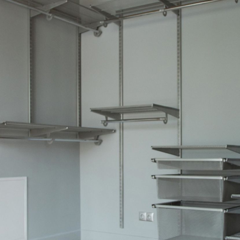 П-образная гардеробная в сером цвете