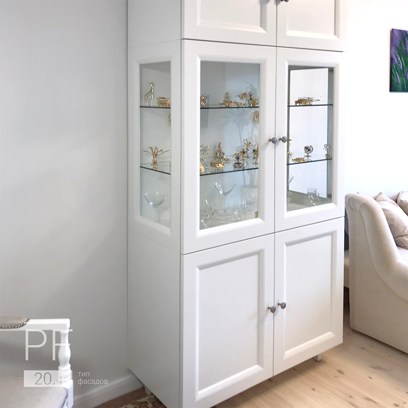 Стильный шкаф с трехсторонней витриной