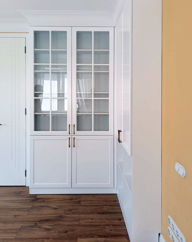 Угловой книжный шкаф