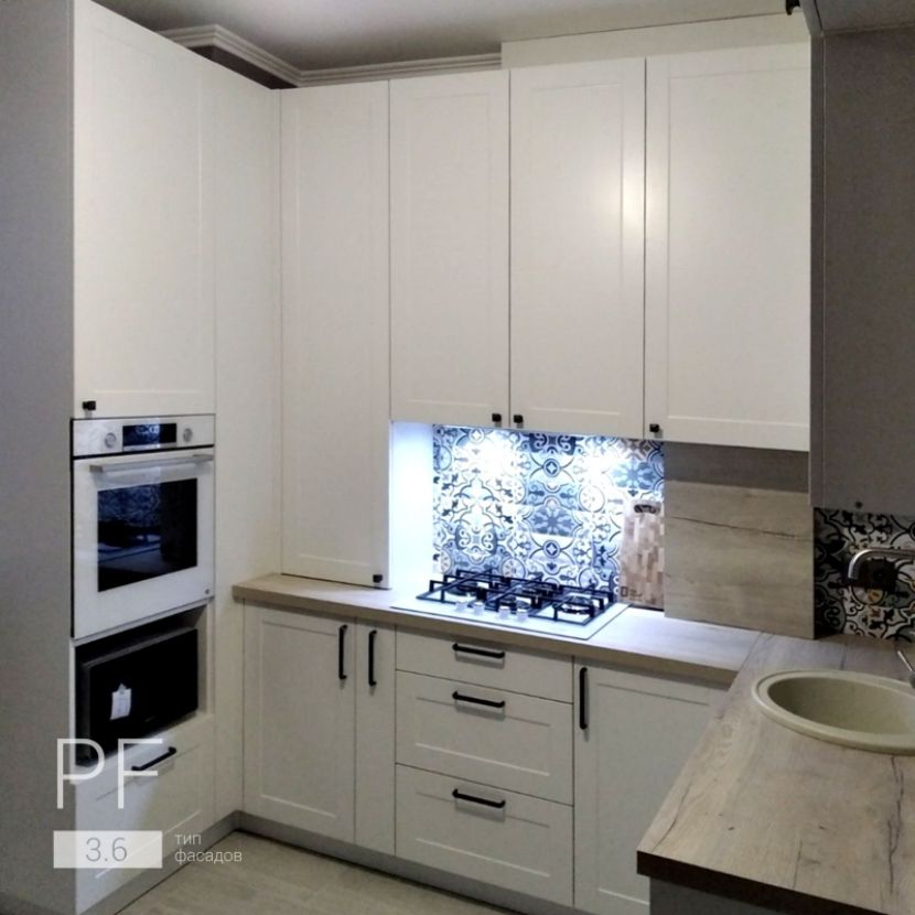 Белая небольшая кухня 