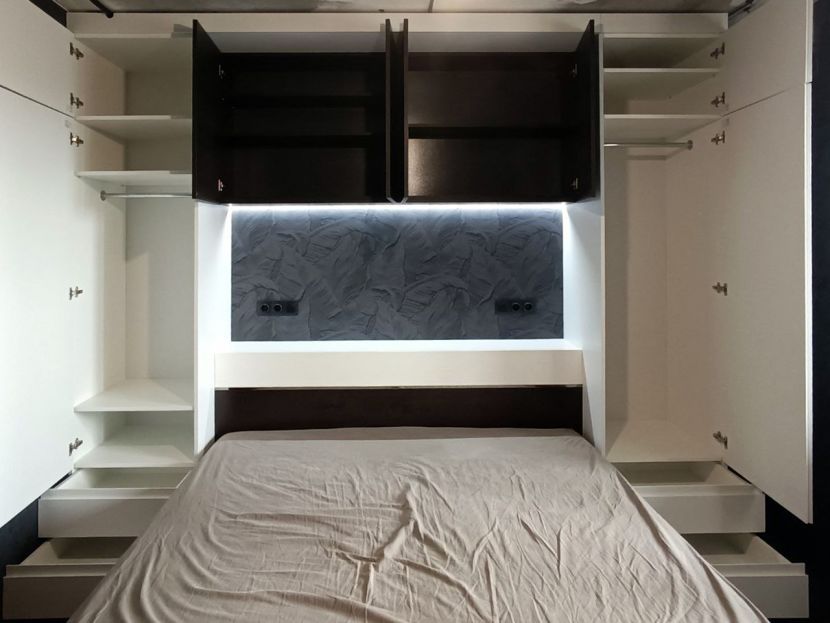 Мебель в спальню с зоной хранения над кроватью — встроенный шкаф
