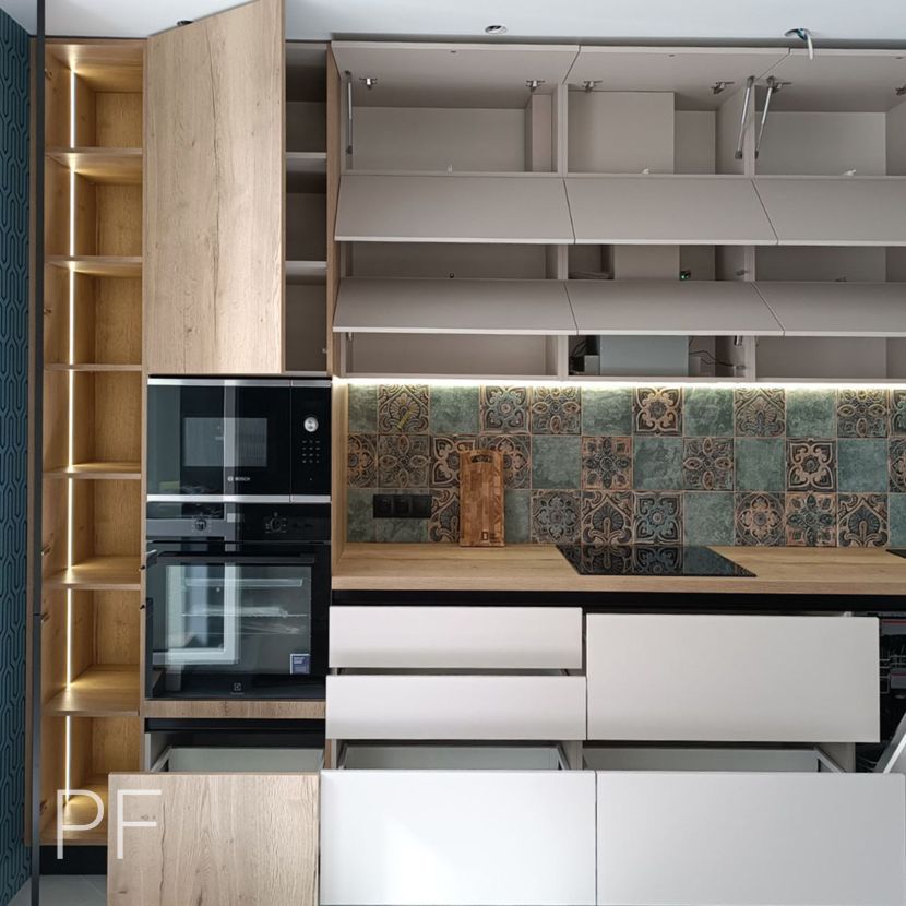 Прямая акриловая кухня с деревянной столешницей