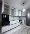 Белая кухня с интегрированными ручками