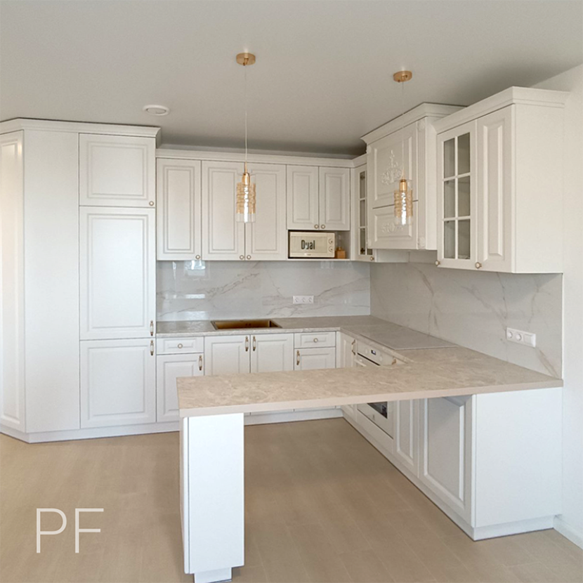 Классическая кухня с декоративными элементами и витринами