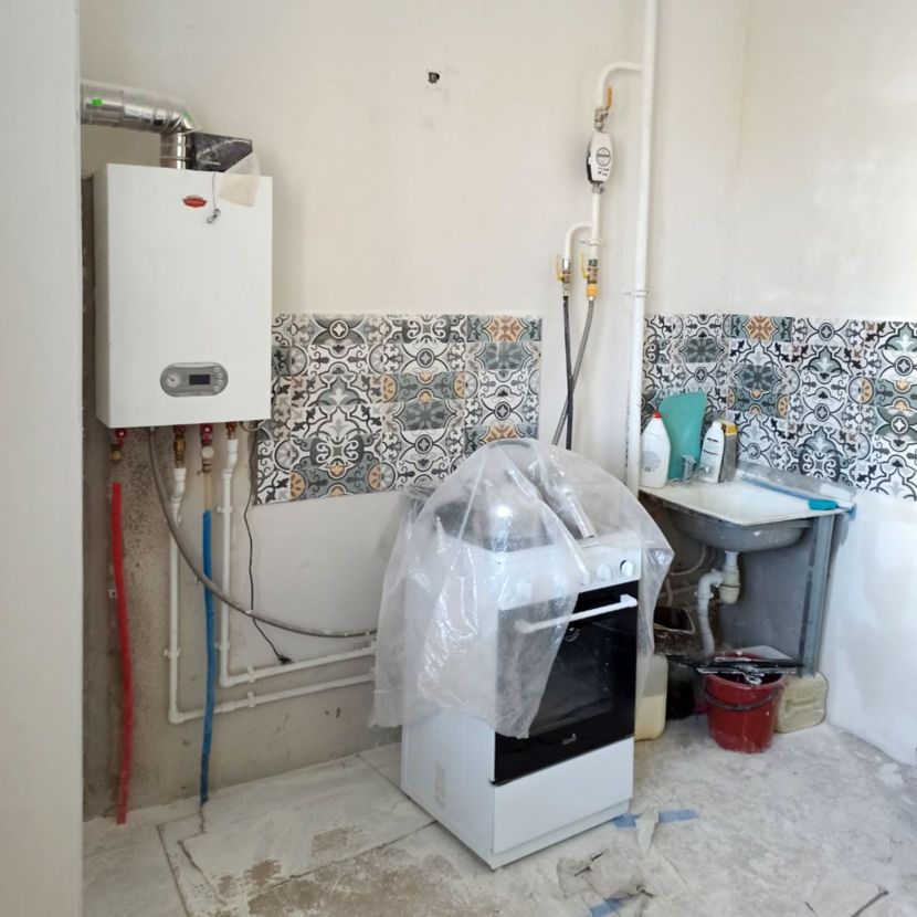 Белая небольшая кухня 