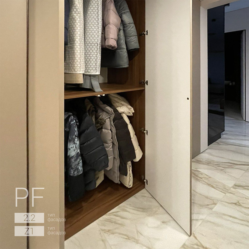 Шкаф для одежды в прихожую с витриной в торце