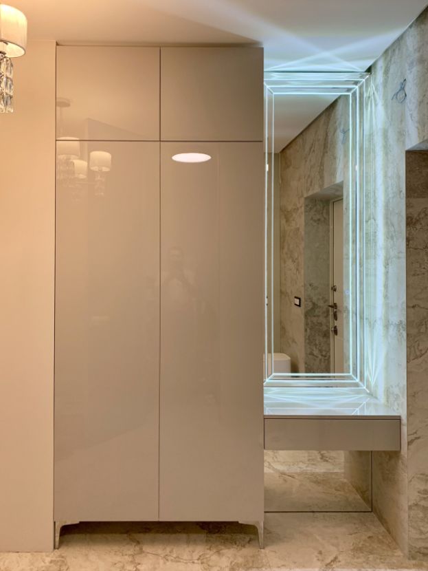 Глянцевый шкаф на опорах с консолью 