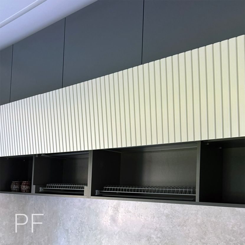 Графитовая П-образная кухня в стиле модерн