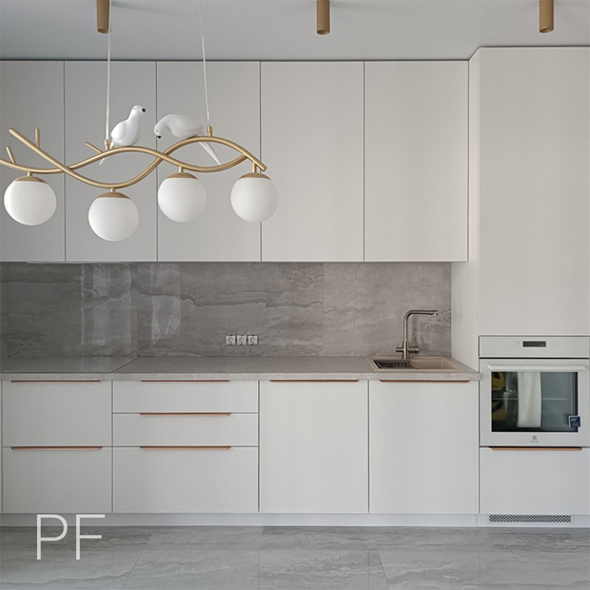 Белая стильная кухня с фасадами из лДСП