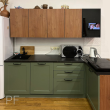 Зеленая кухня с деревом