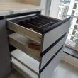 Серая угловая кухня с акриловыми фасадами