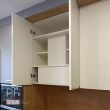 Прямая кухня с деревянным обрамлением