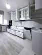 Белая кухня с интегрированными ручками