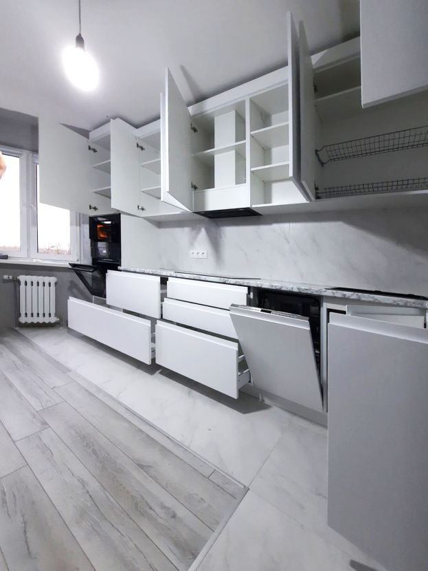 Белая кухня с интегрированными ручками