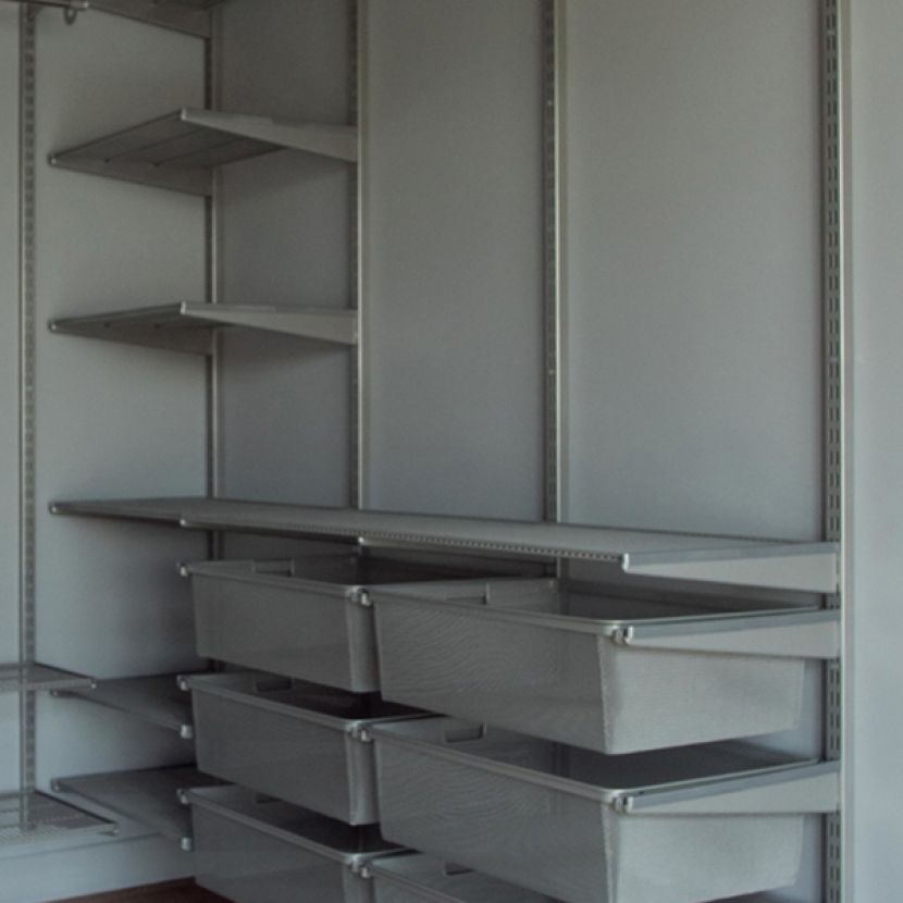 П-образная гардеробная в сером цвете