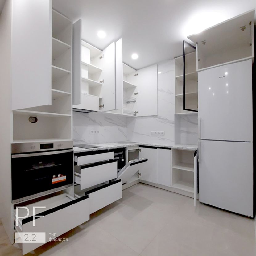 Минималистичная кухня с профильными L-ручками