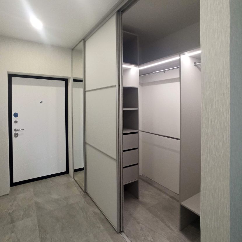 Вместительный шкаф-купе в прихожую