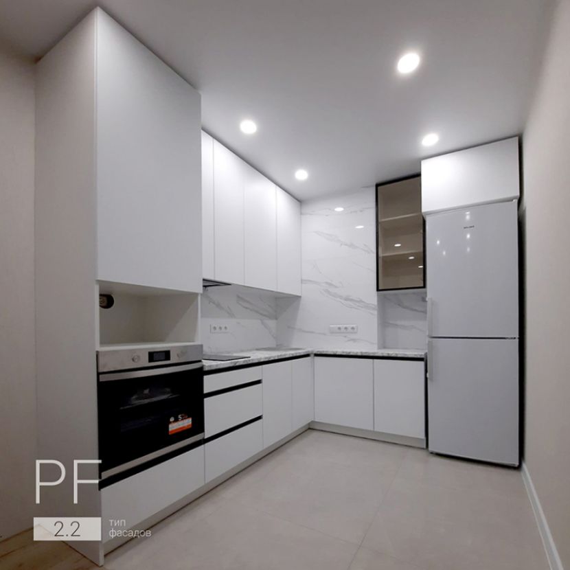 Минималистичная кухня с профильными L-ручками