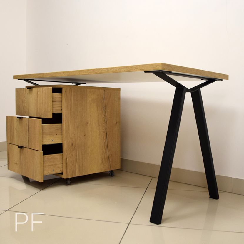 Стол Лофт с черными опорами