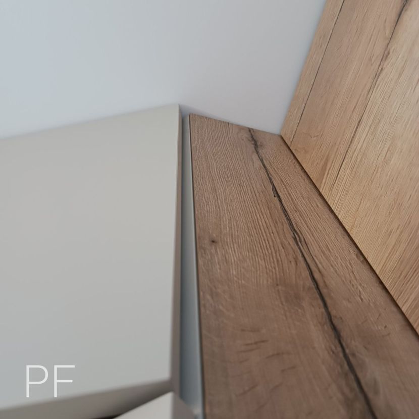 Прямая акриловая кухня с деревянной столешницей