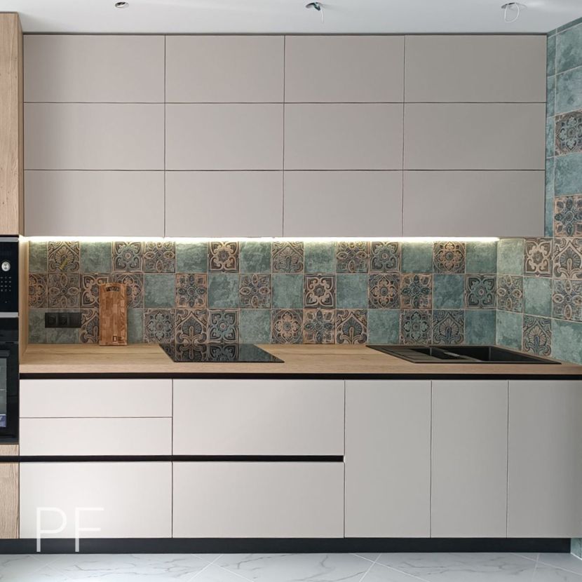 Прямая акриловая кухня с деревянной столешницей