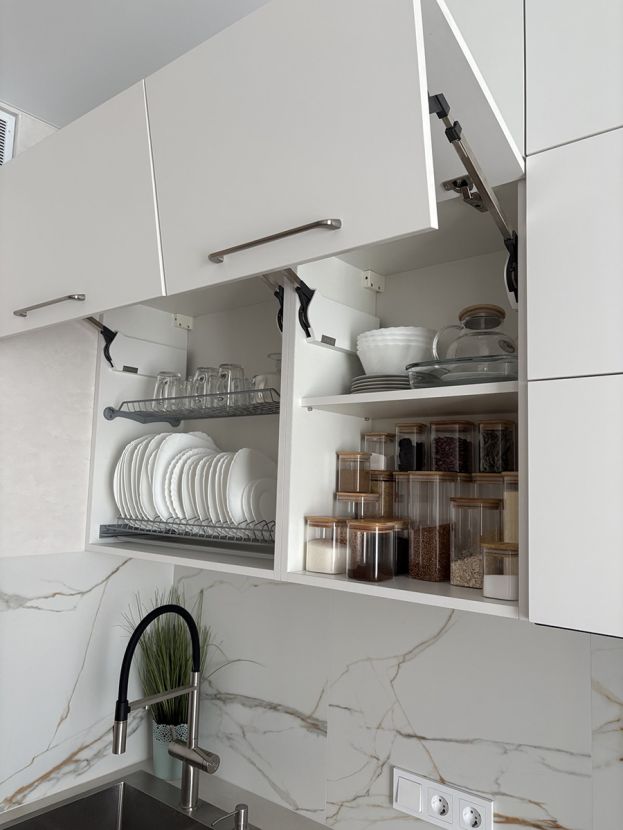 Современная кухня - белый верх и дерево