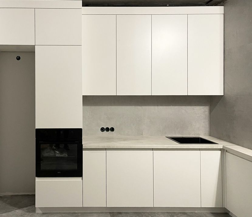 Современная белая кухня