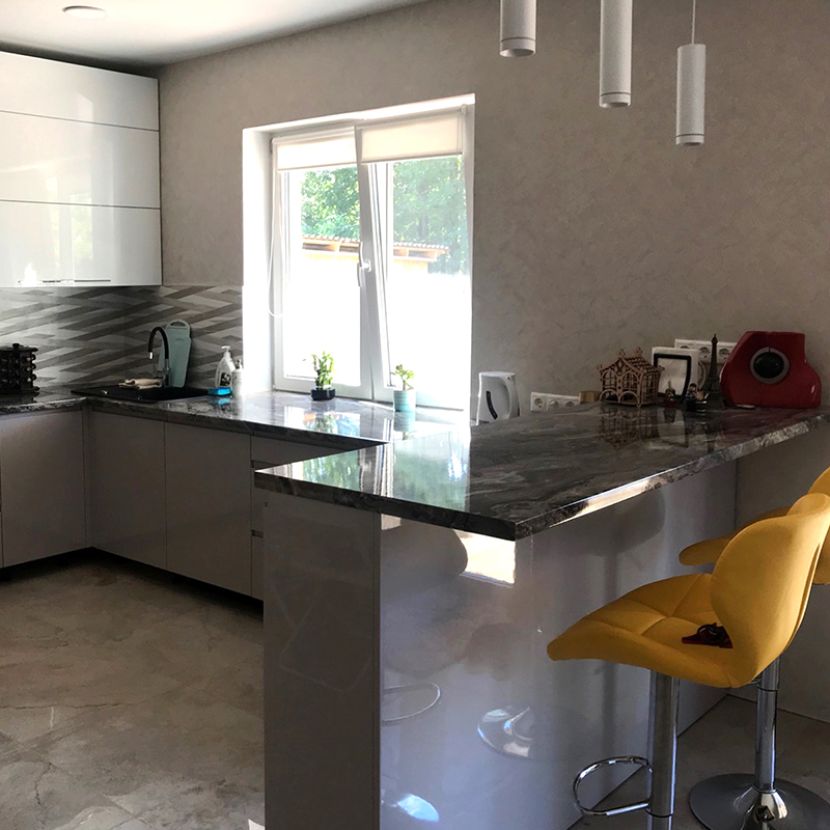 Бело-серая кухня в стиле модерн