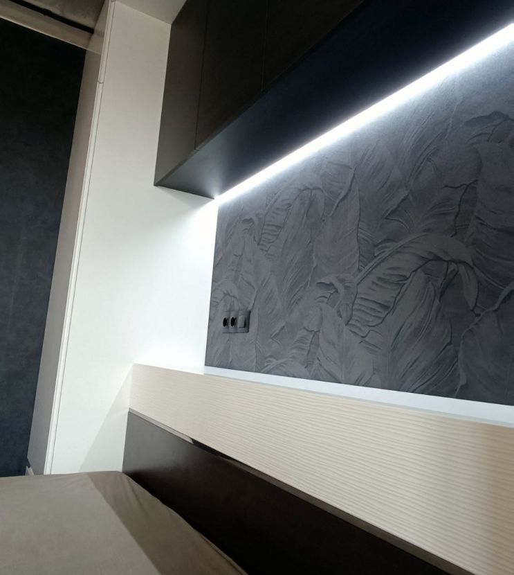 Мебель в спальню с зоной хранения над кроватью — встроенный шкаф