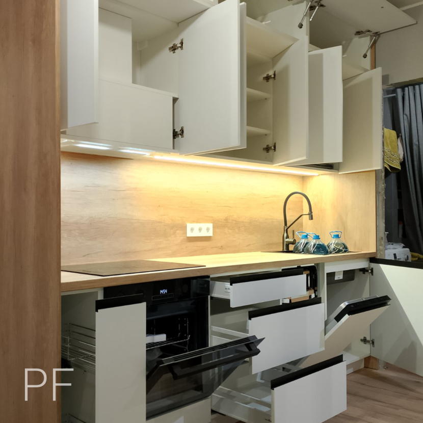 Белая кухня со столешницей Дуб