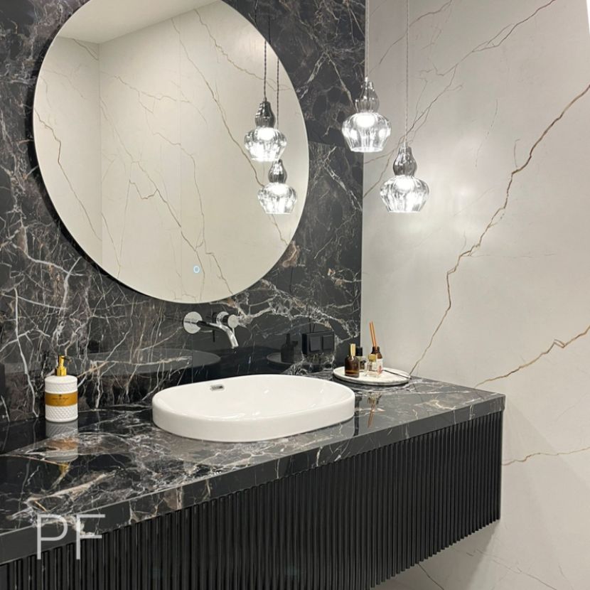 Черная тумба с рельефными фасадами