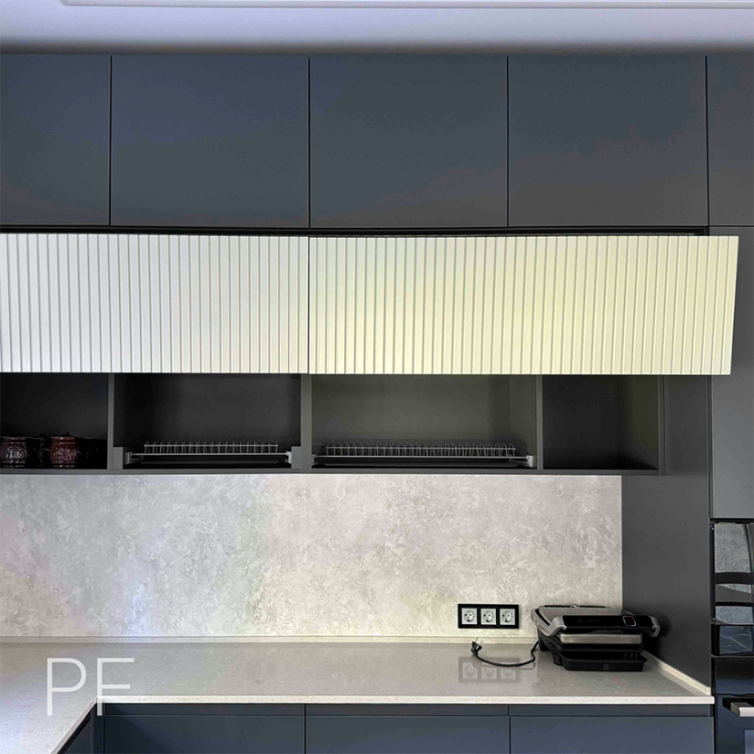 Графитовая П-образная кухня в стиле модерн